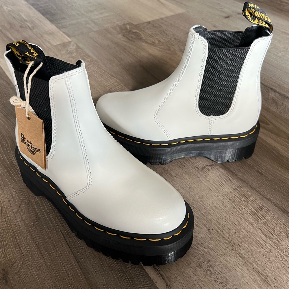 NWT Doc Marten Platform 2976 Chelsea Boots in Smooth White Leather size 5